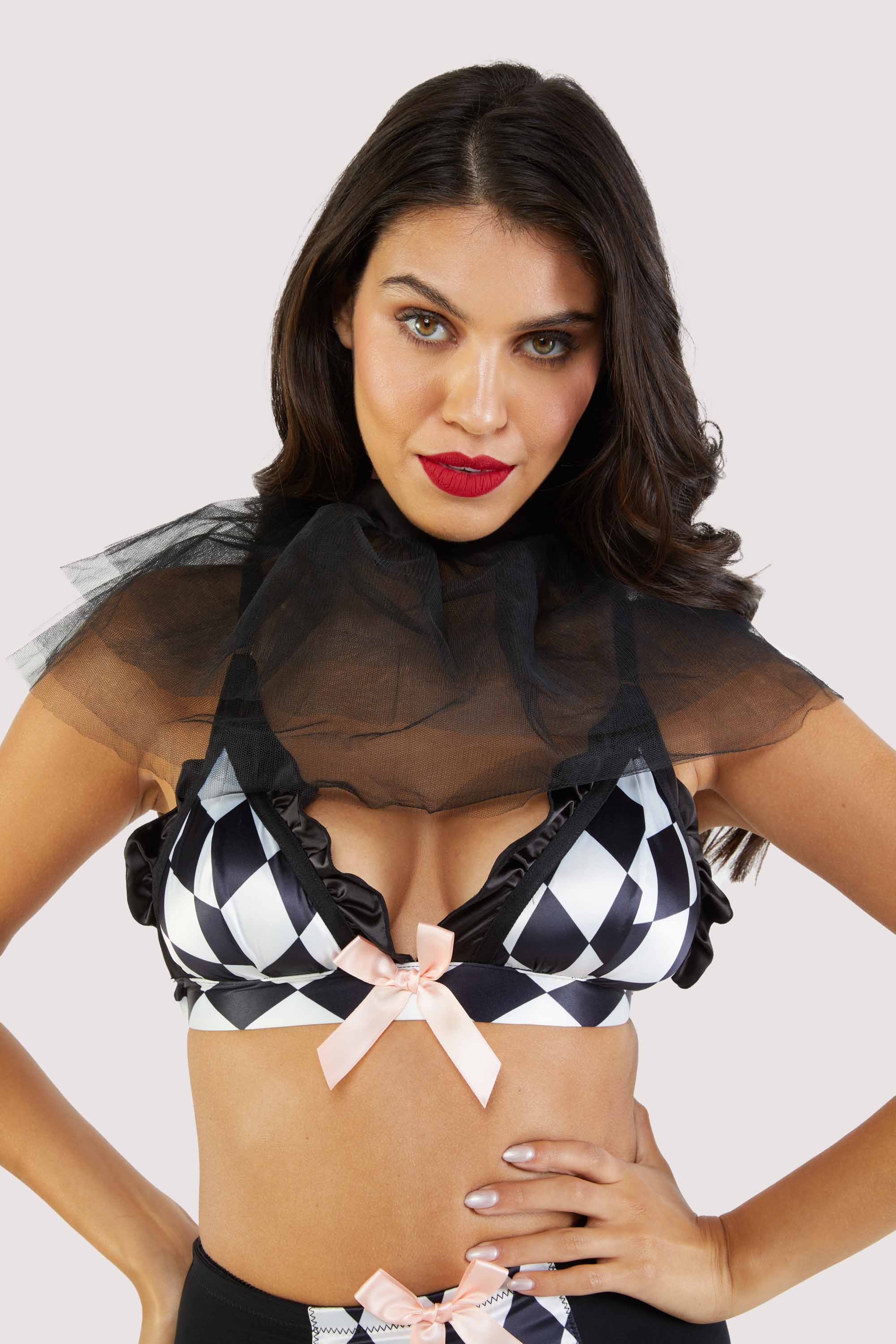 Black mesh neck ruff.